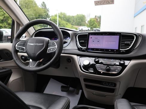 Used 2024 Chrysler Pacifica Touring-L FWD image 30