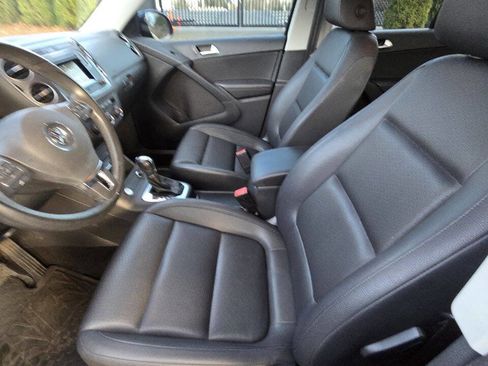 Used 2016 Volkswagen Tiguan S image 9