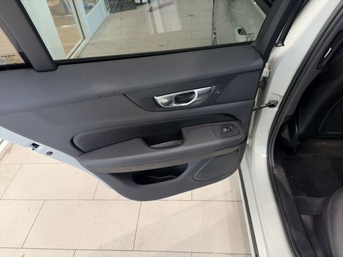 Used 2020 Volvo V60 T5 Momentum image 12