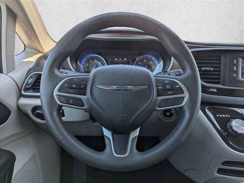 Used 2017 Chrysler Pacifica LX FWD image 15