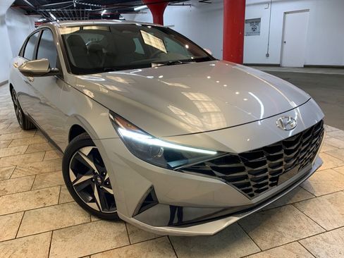 Used 2022 Hyundai Elantra SEL w/ Convenience + Premium Package image 2