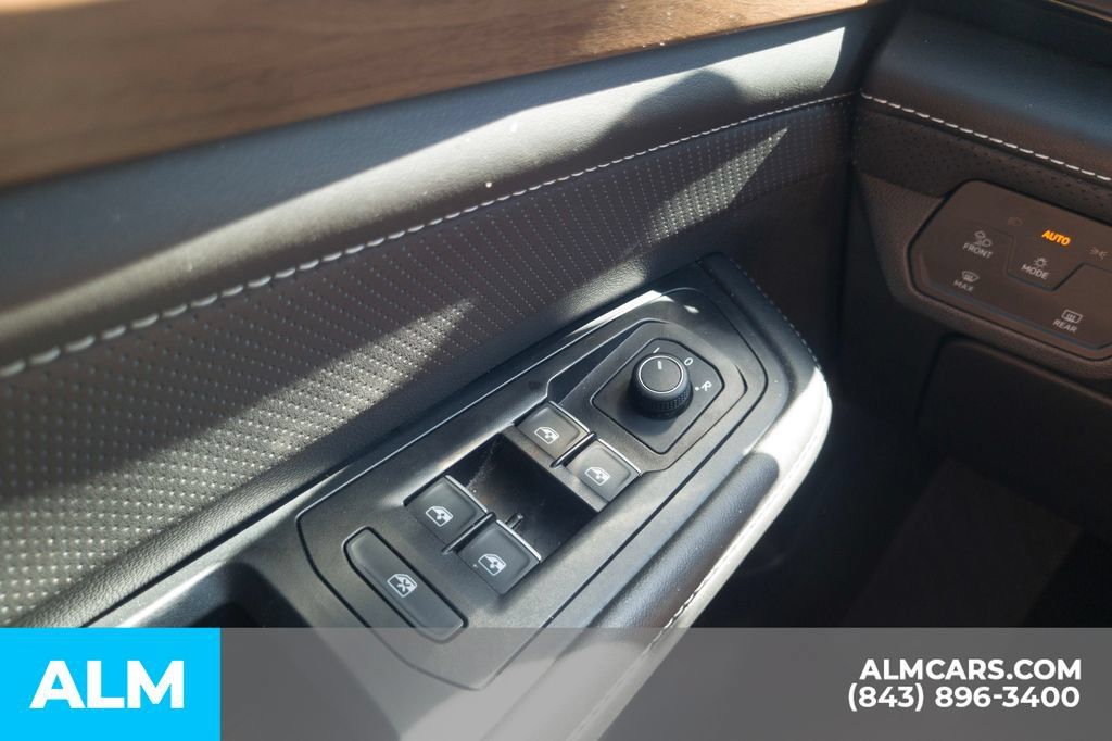 Used 2025 Volkswagen Atlas SE FWD image 12