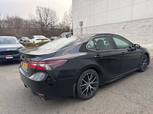 Used 2021 Toyota Camry SE w/ Cold Weather Package image 9