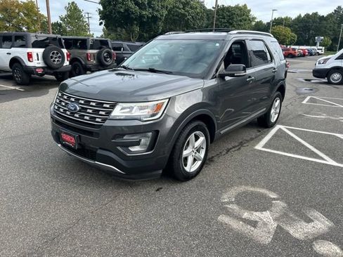 Used 2017 Ford Explorer XLT w/ Equipment Group 202A AWD/4WD image 3