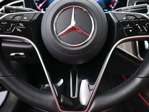 Used 2025 Mercedes-Benz E 350 4MATIC Sedan image 33