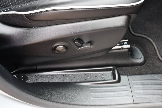 Used 2026 Chrysler Pacifica Limited FWD image 36
