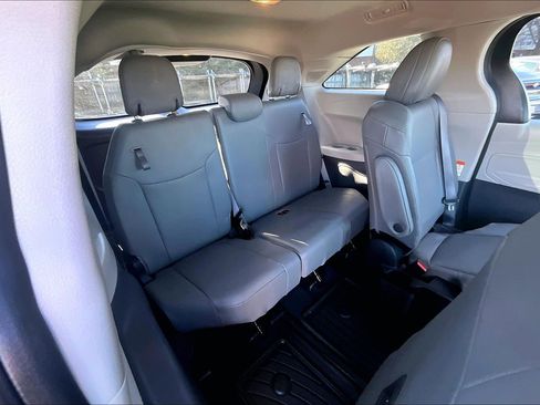 Used 2024 Toyota Sienna XLE image 27