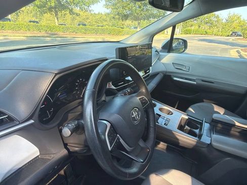 Used 2025 Toyota Sienna XLE FWD image 8