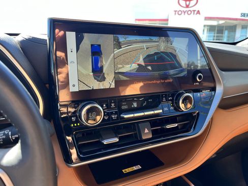 Used 2023 Toyota Highlander Platinum image 45