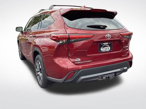 Used 2021 Toyota Highlander XLE AWD/4WD image 8