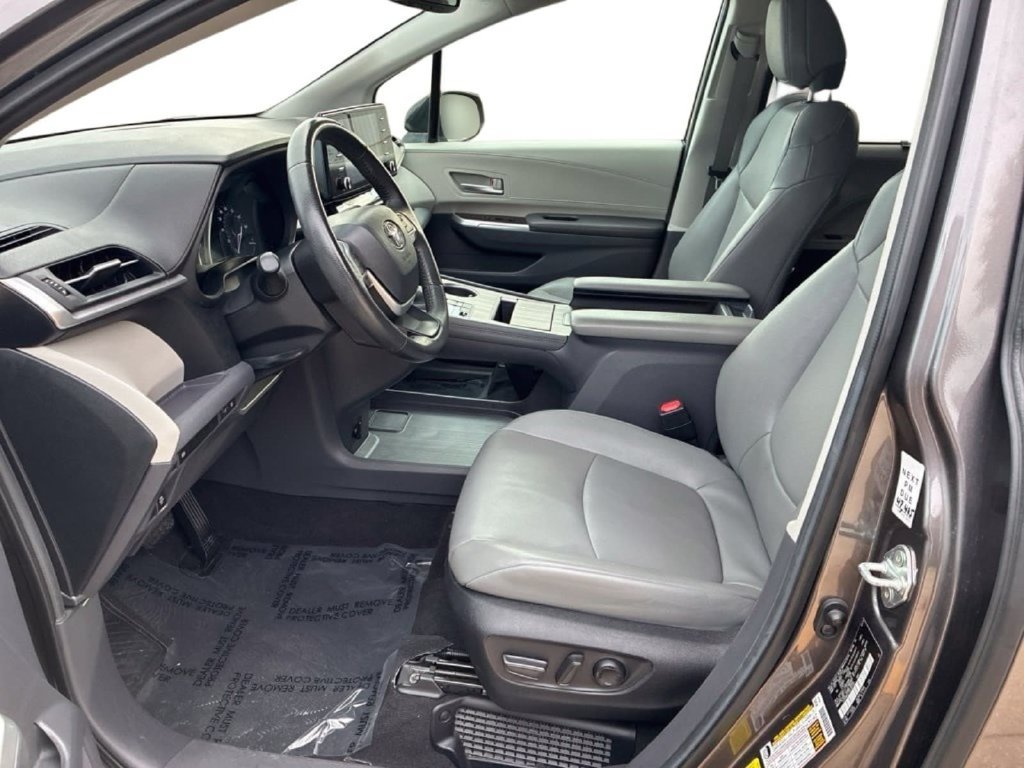 Used 2024 Toyota Sienna XLE FWD image 21