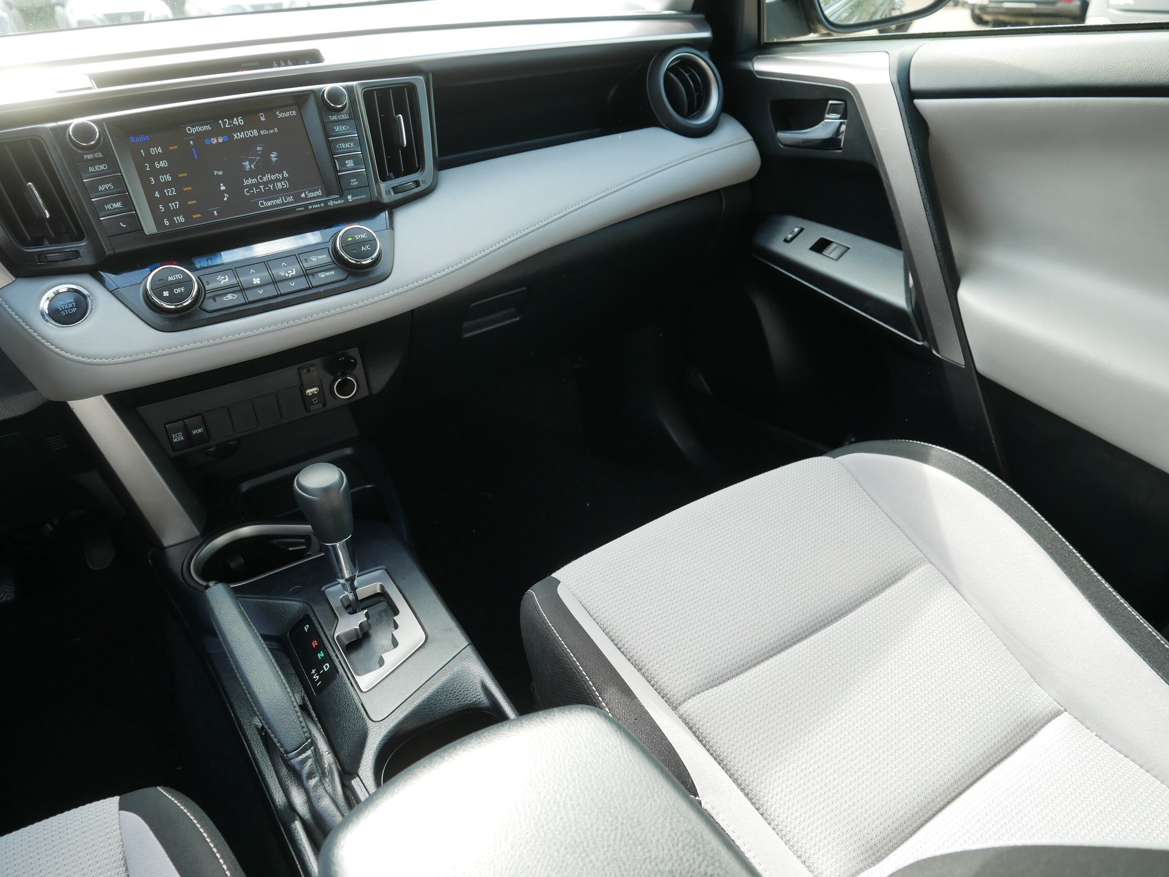 Used 2018 Toyota RAV4 XLE FWD image 11