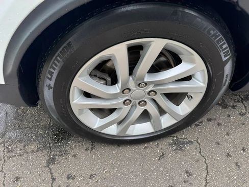 Used 2018 Land Rover Discovery HSE AWD/4WD image 12