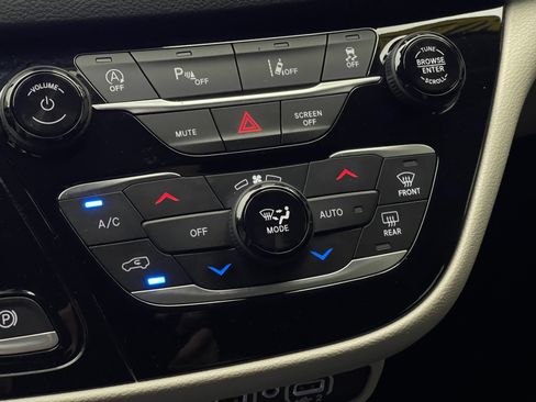 Used 2022 Chrysler Pacifica Touring-L FWD image 27