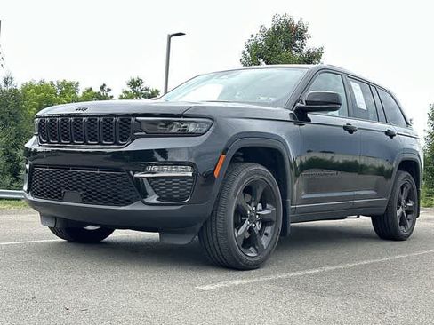 Used 2025 Jeep Grand Cherokee Altitude AWD/4WD image 21
