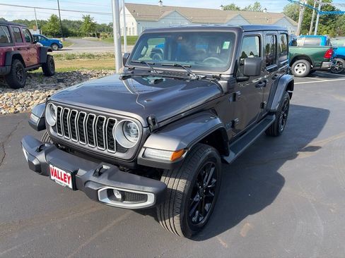 Used 2025 Jeep Wrangler Unlimited Sahara AWD/4WD image 2