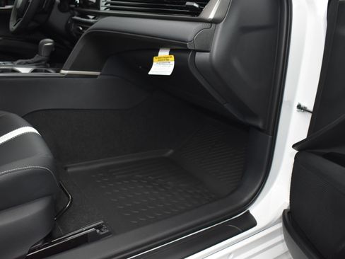 Used 2025 Toyota Camry SE image 11