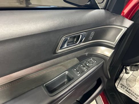 Used 2018 Ford Explorer XLT w/ Equipment Group 202A AWD/4WD image 14