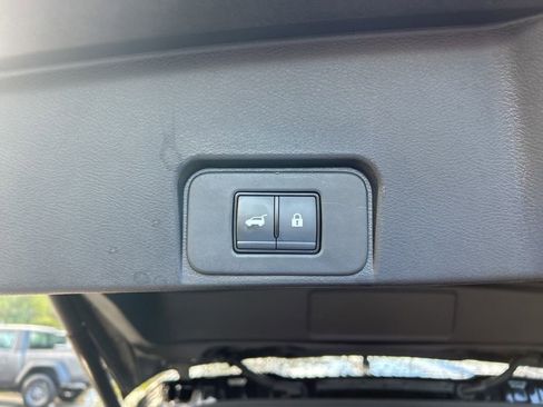 Used 2024 Nissan Rogue SV image 31