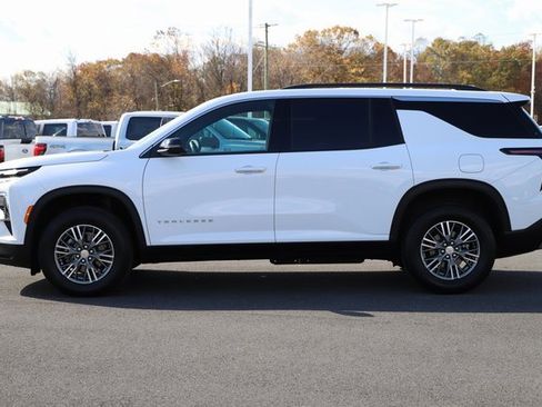 Used 2025 Chevrolet Traverse LT image 3