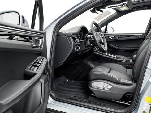 Certified 2026 Porsche Macan AWD/4WD image 9