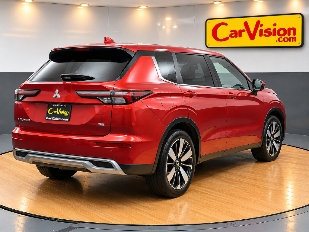 Used 2025 Mitsubishi Outlander SE AWD/4WD image 3