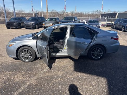 Used 2017 Toyota Camry SE w/ Moonroof Package image 4