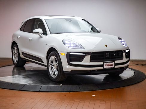 Certified 2025 Porsche Macan AWD/4WD image 31