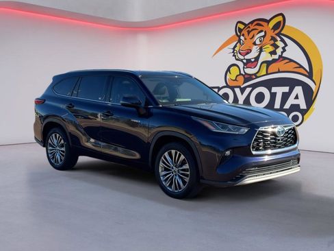 Used 2021 Toyota Highlander Platinum image 3