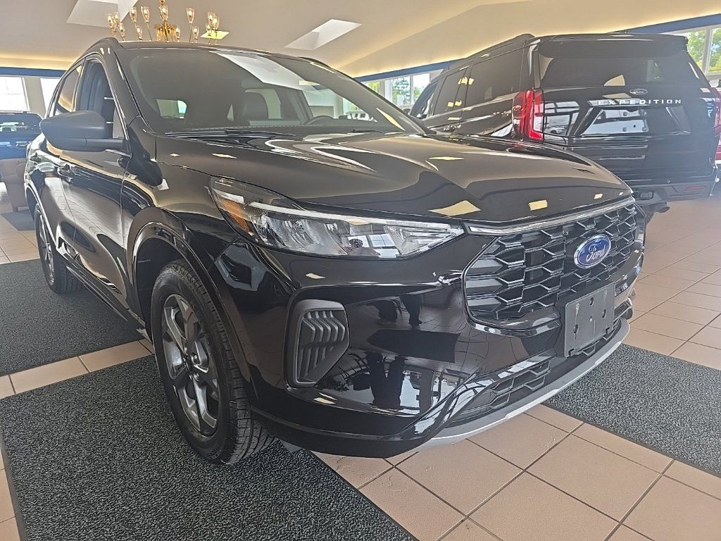 Used 2023 Ford Escape ST-Line w/ Tech Pack #1 AWD/4WD image 9