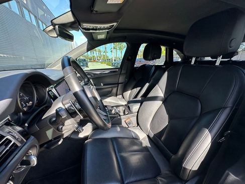 Certified 2023 Porsche Macan AWD/4WD image 5