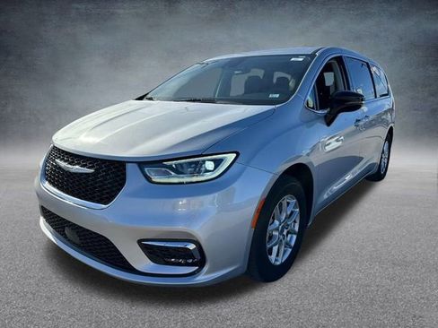 Used 2024 Chrysler Pacifica Touring-L image 9