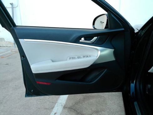 Used 2025 Genesis G70 2.5T image 13