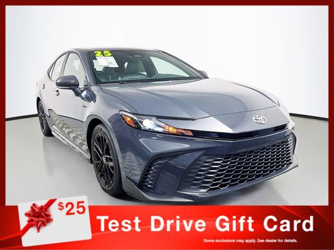 Used 2025 Toyota Camry SE FWD image 1