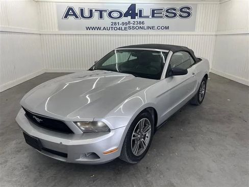 Used 2010 Ford Mustang Convertible image 1