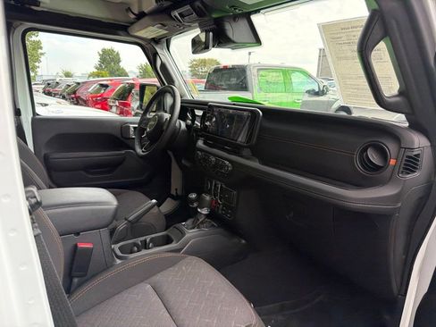 Used 2025 Jeep Gladiator Mojave w/ Convenience Group AWD/4WD image 5