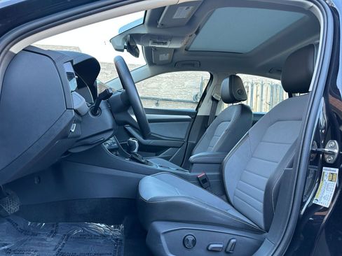 Used 2025 Volkswagen Jetta SE image 27