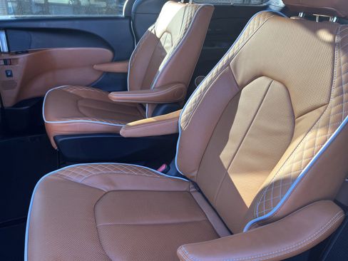 New 2026 Chrysler Pacifica Pinnacle image 11