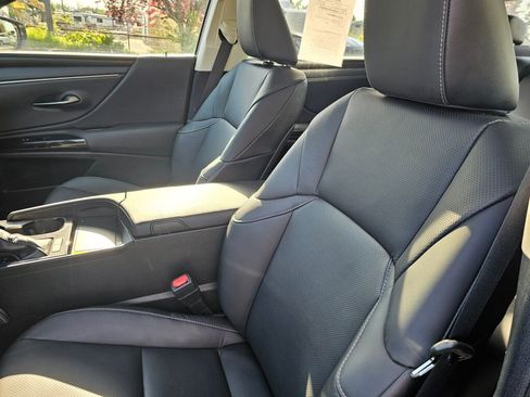 Used 2025 Lexus ES 300h w/ Premium Package FWD image 25