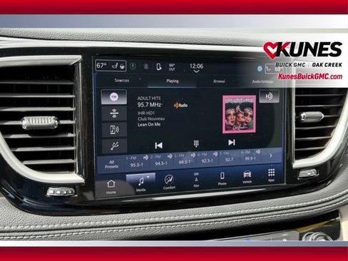 Used 2024 Chrysler Pacifica Limited FWD image 35