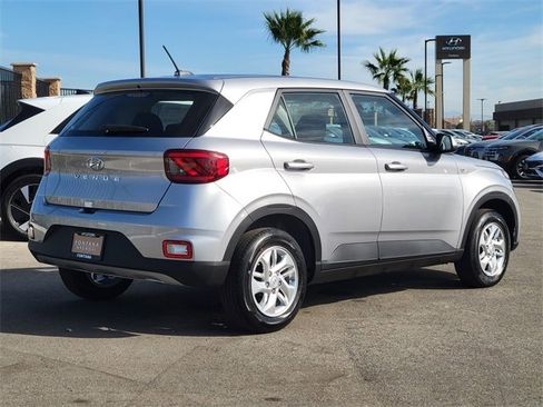 New 2026 Hyundai Venue SE image 2