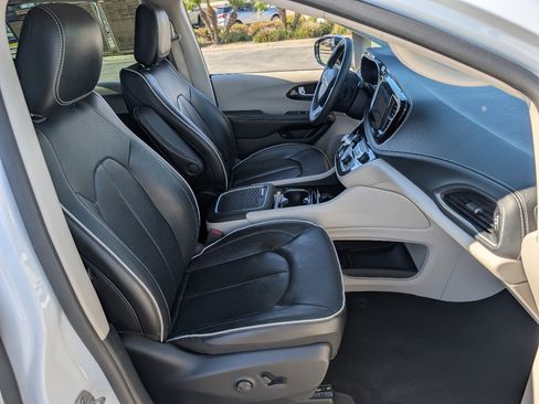 Used 2023 Chrysler Pacifica Limited image 9