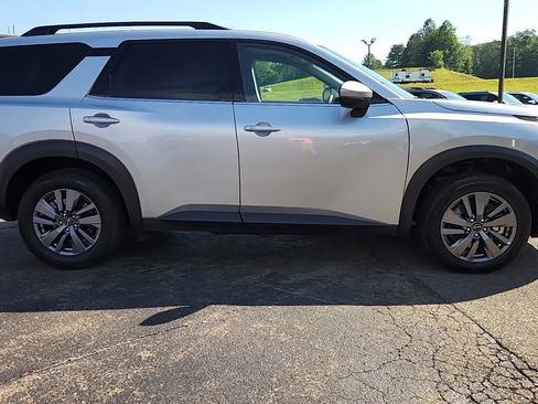 Used 2025 Nissan Pathfinder SV image 18