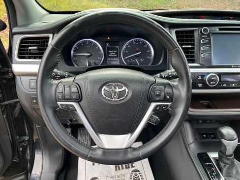 Used 2018 Toyota Highlander XLE image 12