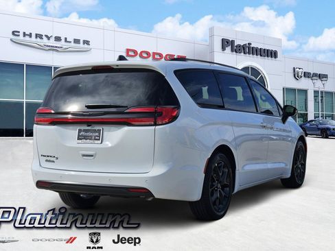 New 2026 Chrysler Pacifica Select image 5
