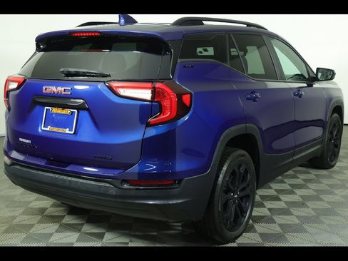 Used 2022 GMC Terrain SLE w/ Driver Convenience Package image 2