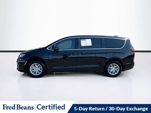 Used 2025 Chrysler Pacifica Select FWD image 4