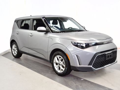 Used 2025 Kia Soul LX w/ LX Technology Package FWD image 2