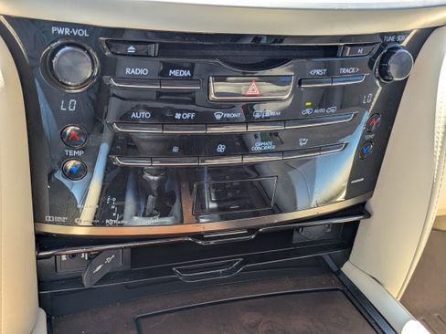Used 2021 Lexus LX 570 4WD w/ Luxury Package image 21