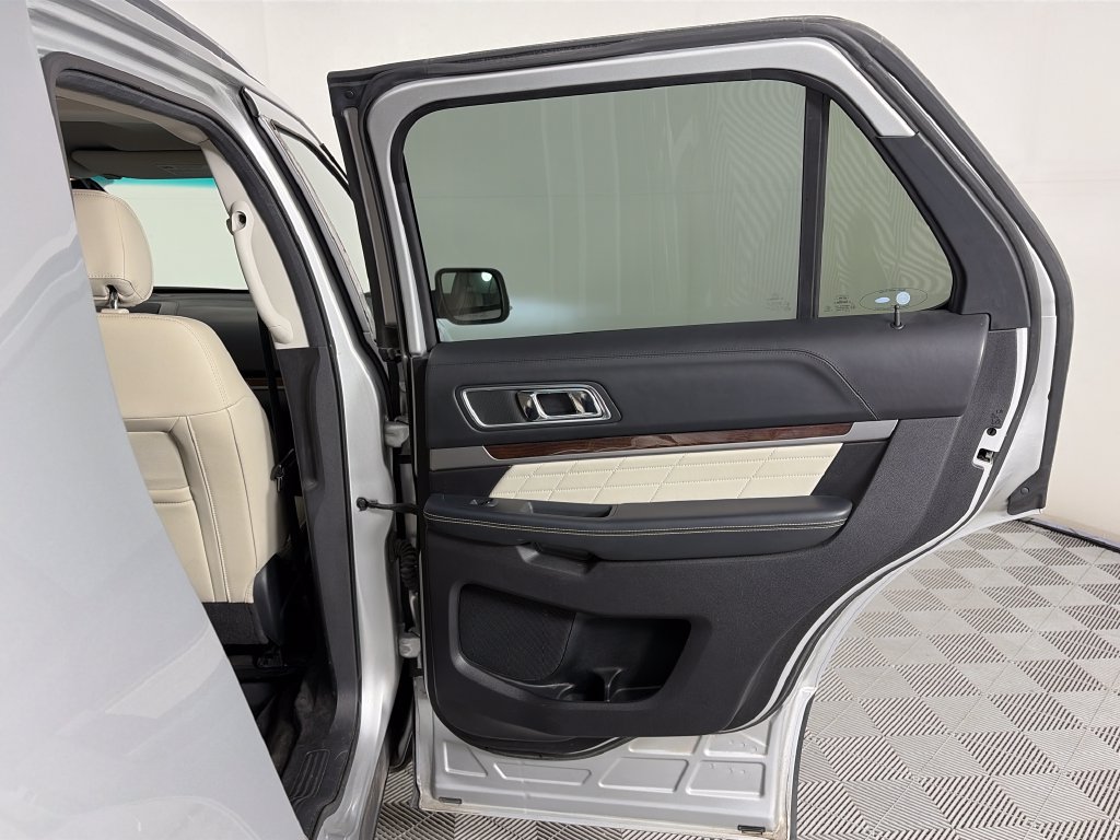 Used 2016 Ford Explorer Platinum AWD/4WD image 27